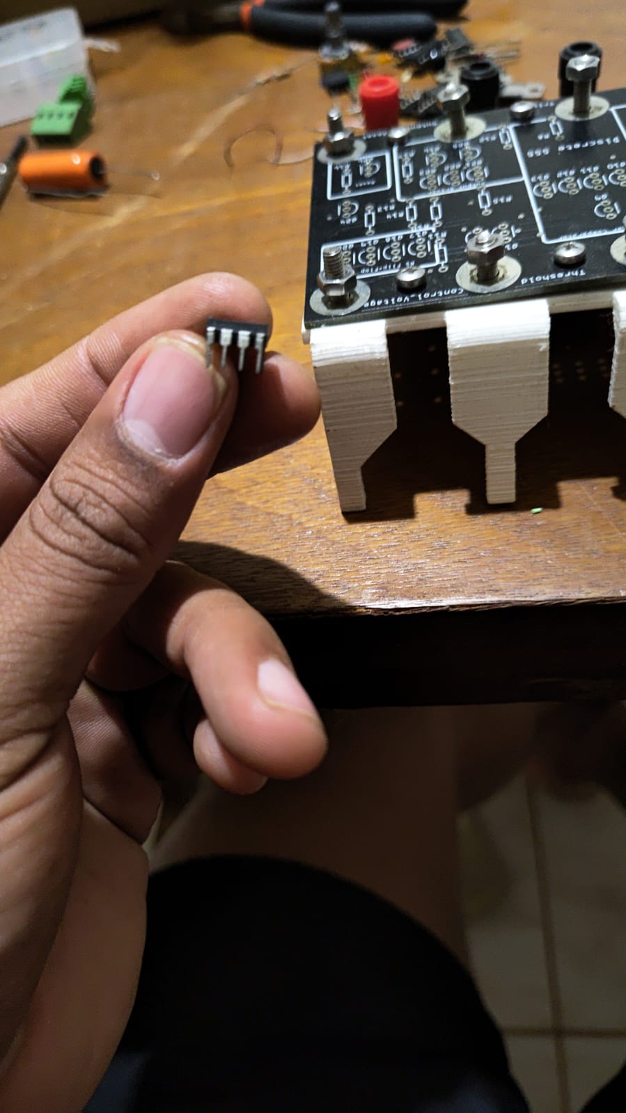 Circuito integrado de oito pinos diante da placa com pernas impressas em 3D