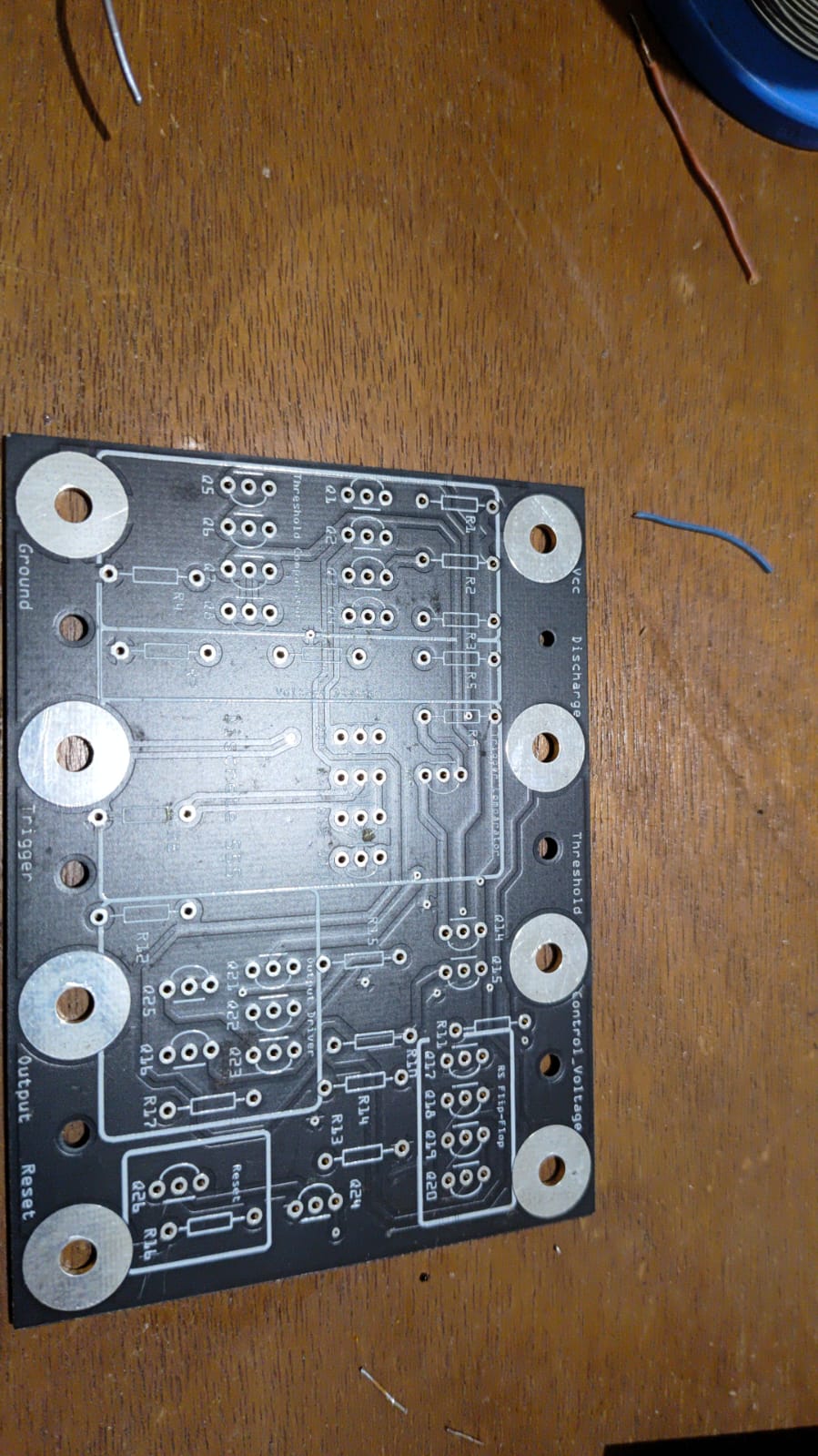 PCB preta do 555 discreto ainda sem componentes