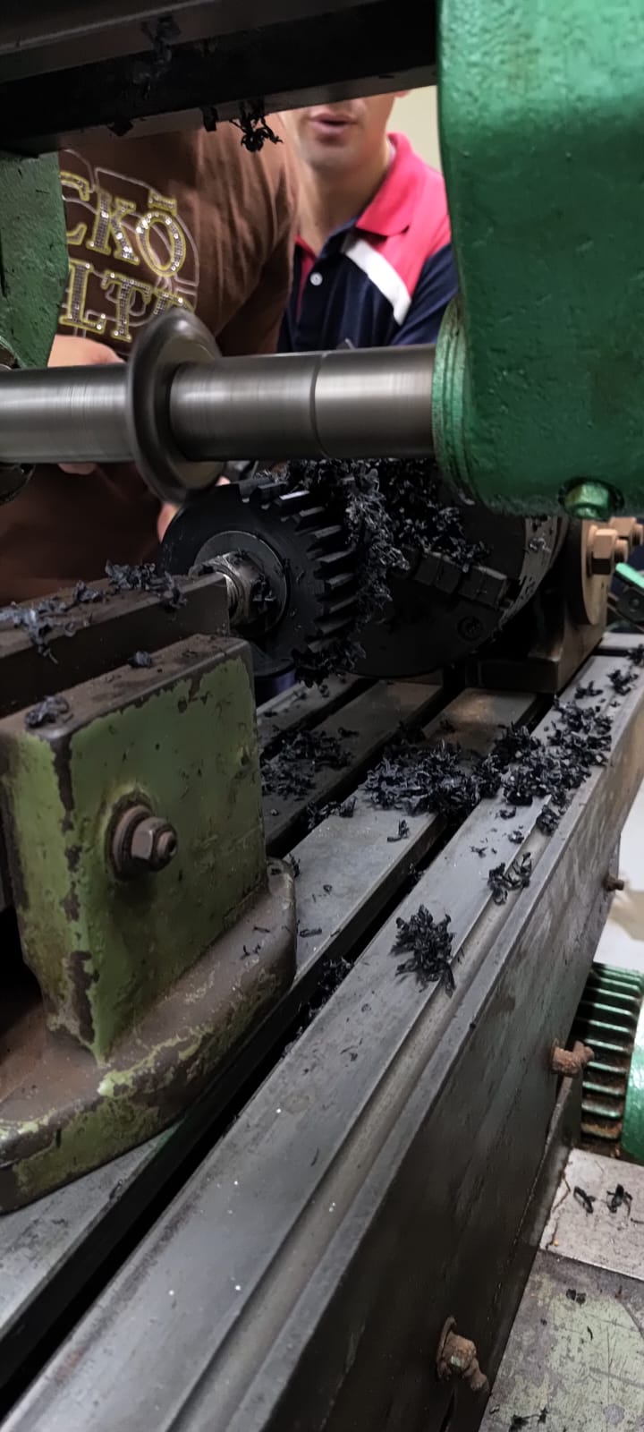 Aula prática de fresamento durante a fabricação de uma engrenagem
