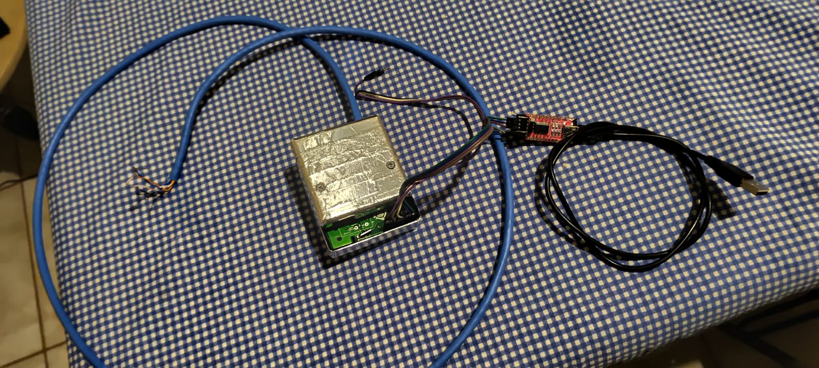 uBox conectado a um conversor USB para TTL durante a gravação