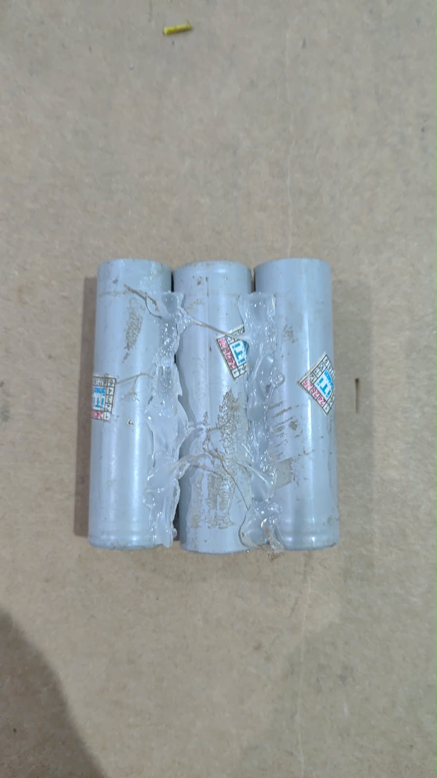 Pack de células de lítio fisicamente danificado após permanecer conectado ao carregador
