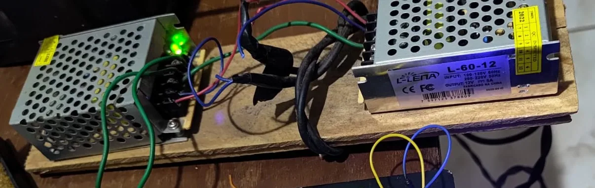 Duas fontes de 12 volts instaladas sobre uma placa de madeira durante a primeira execução do Infinity Light