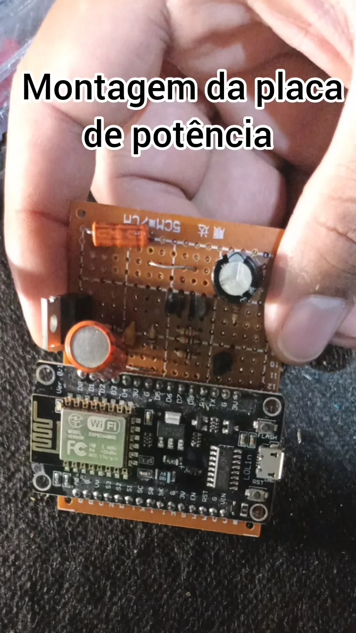 Frente da placa de potência montada em placa de prototipagem com NodeMCU