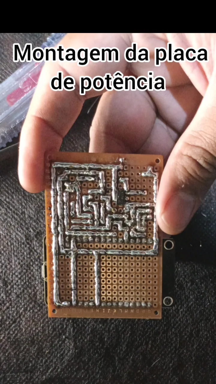 Verso soldado da placa de potência montada manualmente
