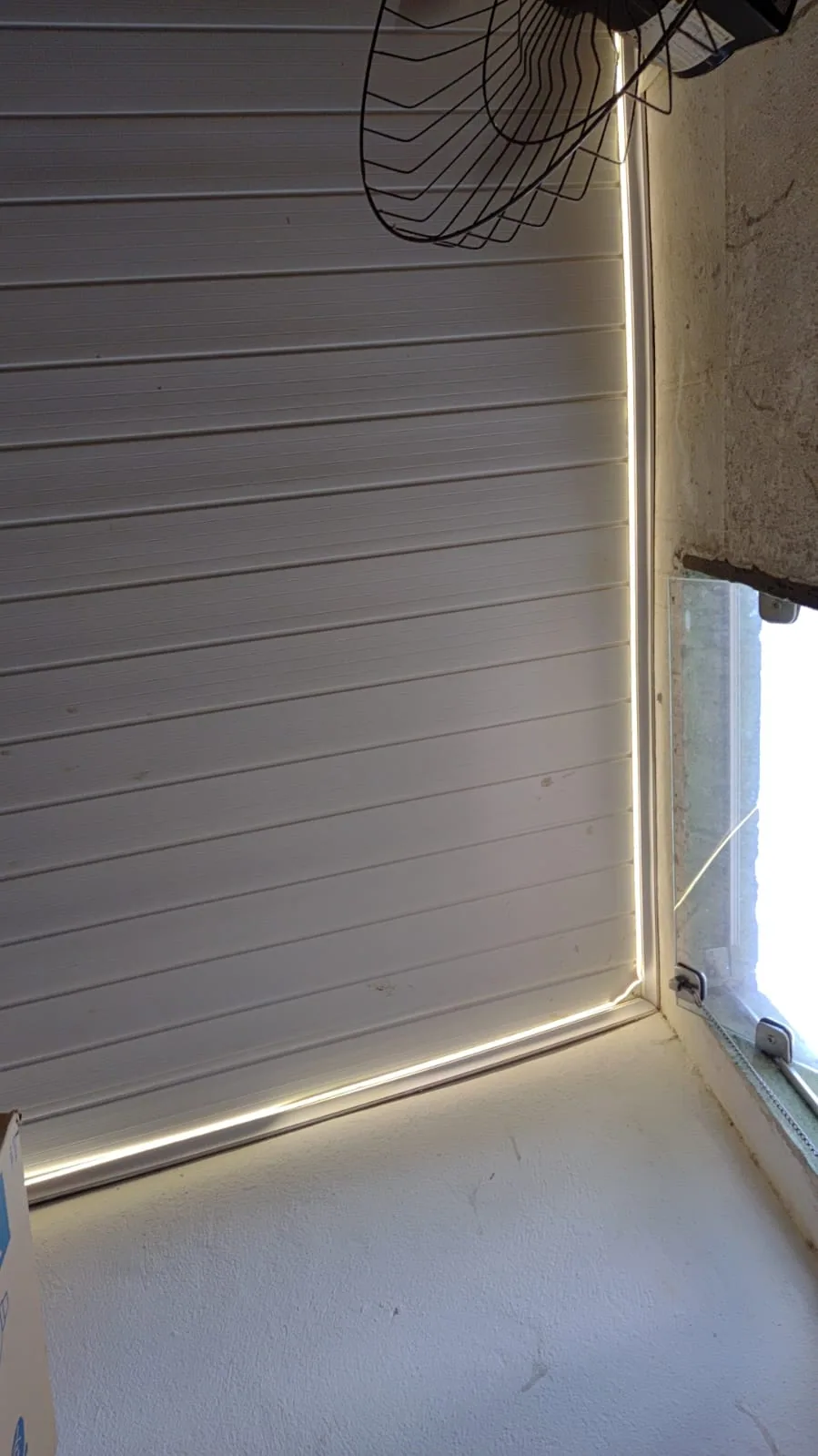 Fita de LED branca instalada no perímetro superior do quarto