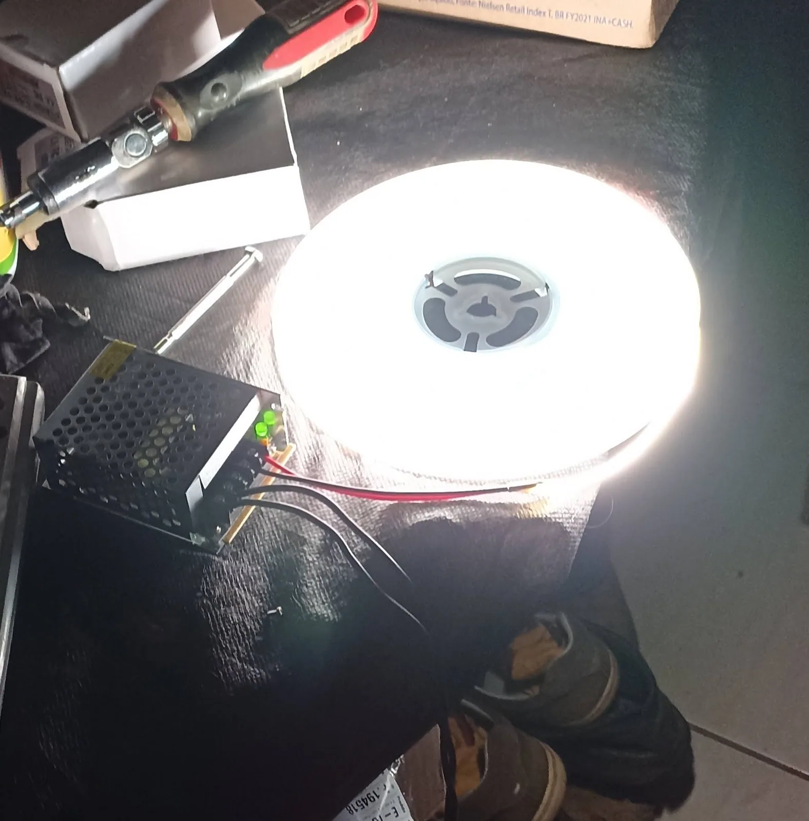 Rolo de fita de LED aceso durante um teste inicial com fonte de 12 volts