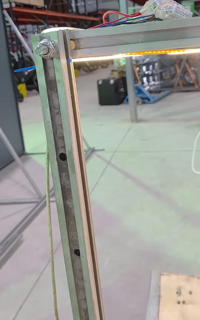 Detalhe da estrutura lateral ajustável, parafusos, perfil e fita de LED