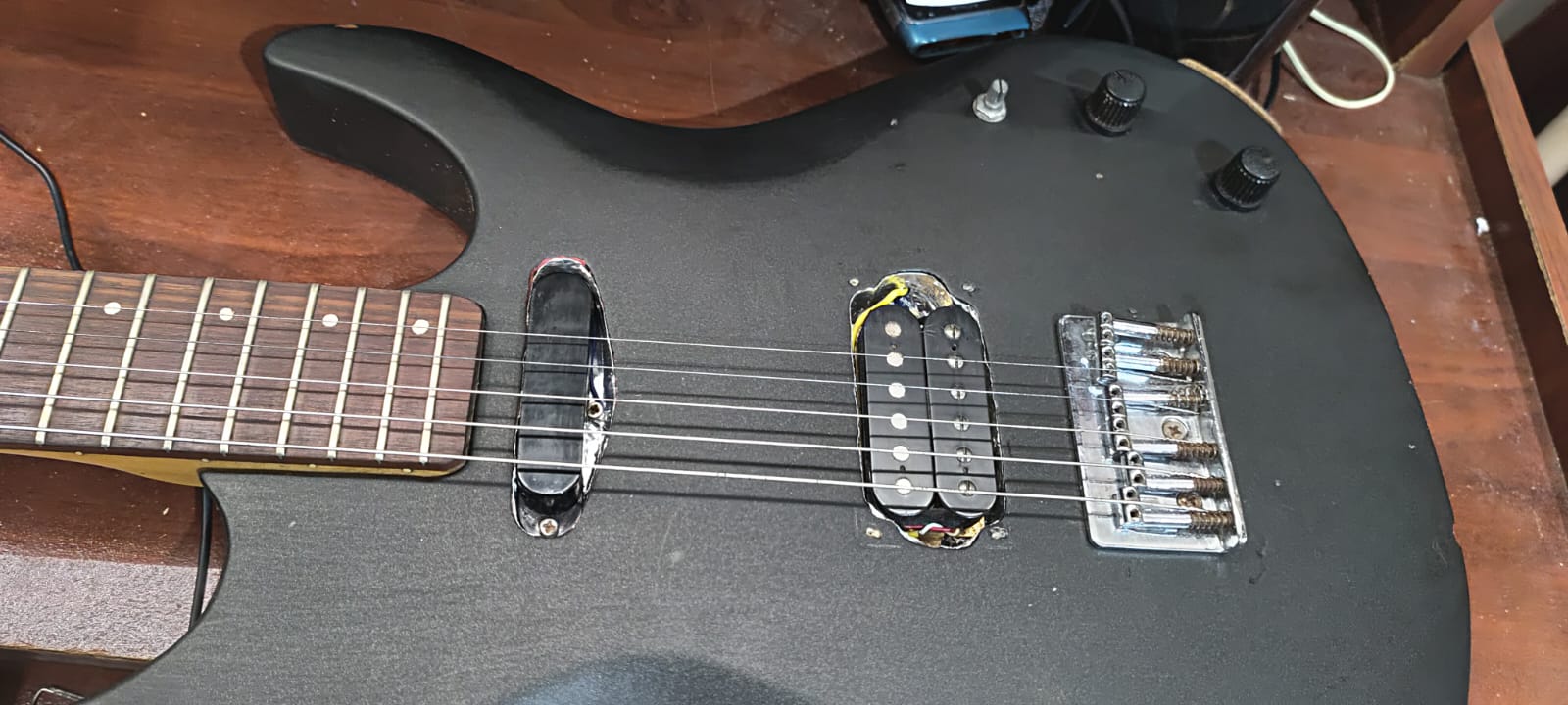 Corpo da guitarra com a configuração anterior de captadores e ponte