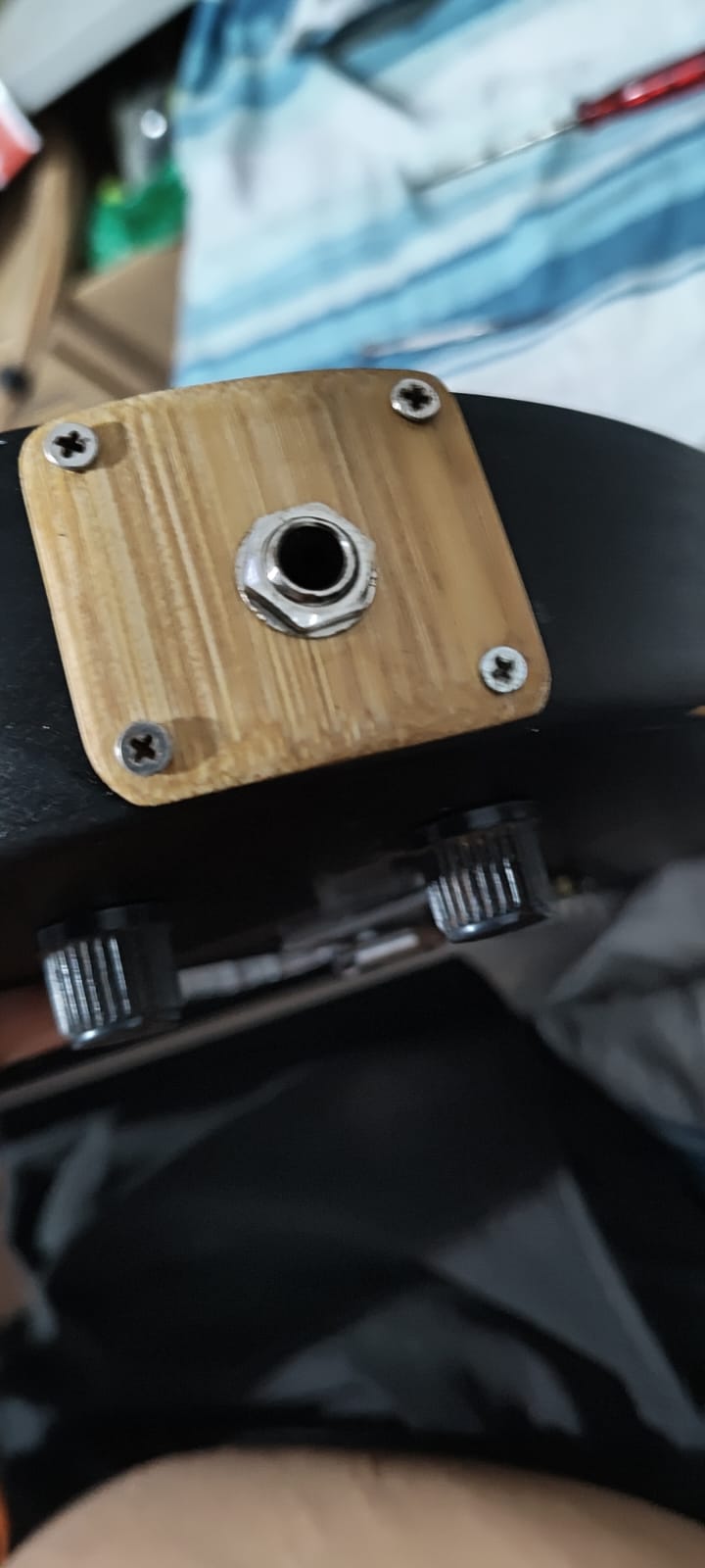 Jack da guitarra instalado em uma placa quadrada feita de bambu