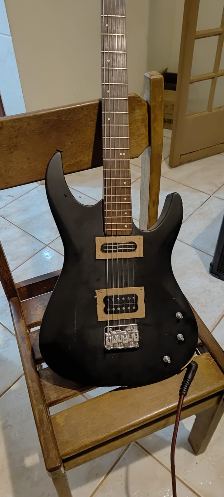 Guitarra com moldes de papelão ao redor dos dois captadores