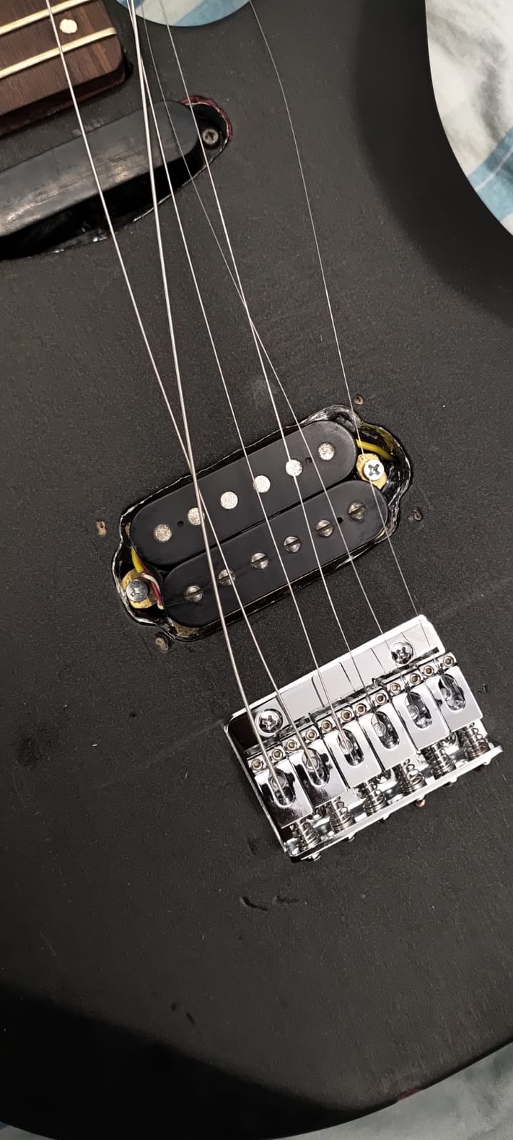 Detalhe da ponte curta de Telecaster instalada na guitarra