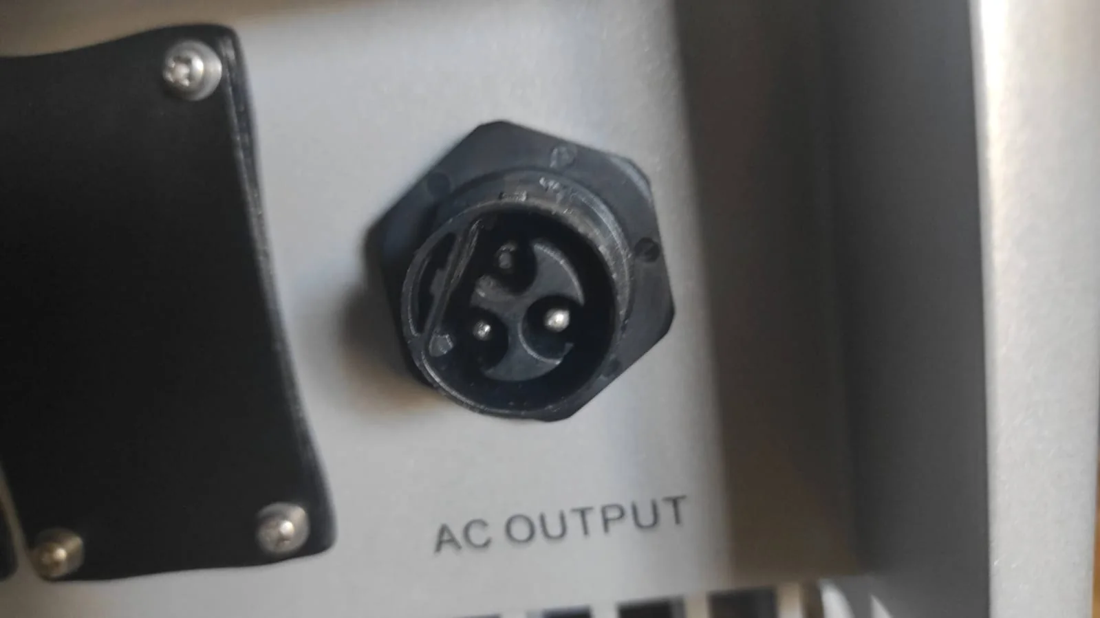 Conector de saída em corrente alternada com sinais de dano térmico