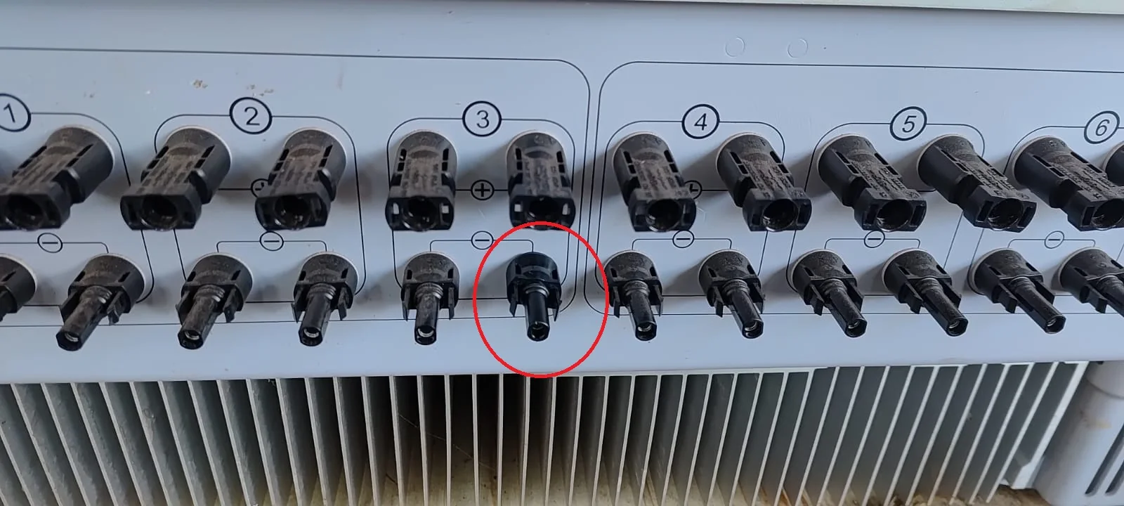 Painel de conectores fotovoltaicos do inversor doador, com uma posição destacada