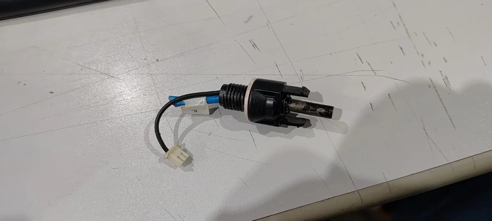 Conector fotovoltaico removido do inversor 3 com pequeno chicote e terminal exposto
