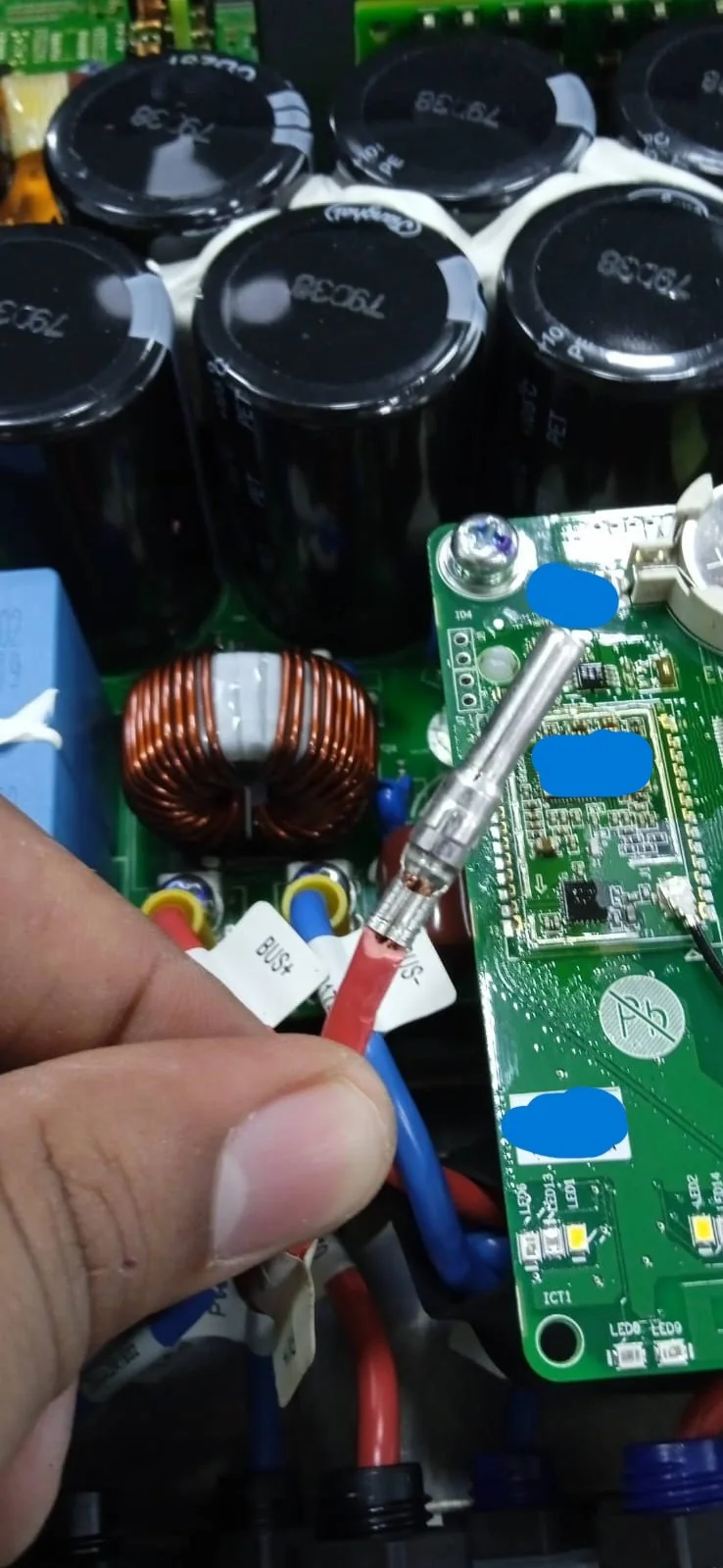 Interior do inversor 2 durante a conclusão da troca do conector fotovoltaico