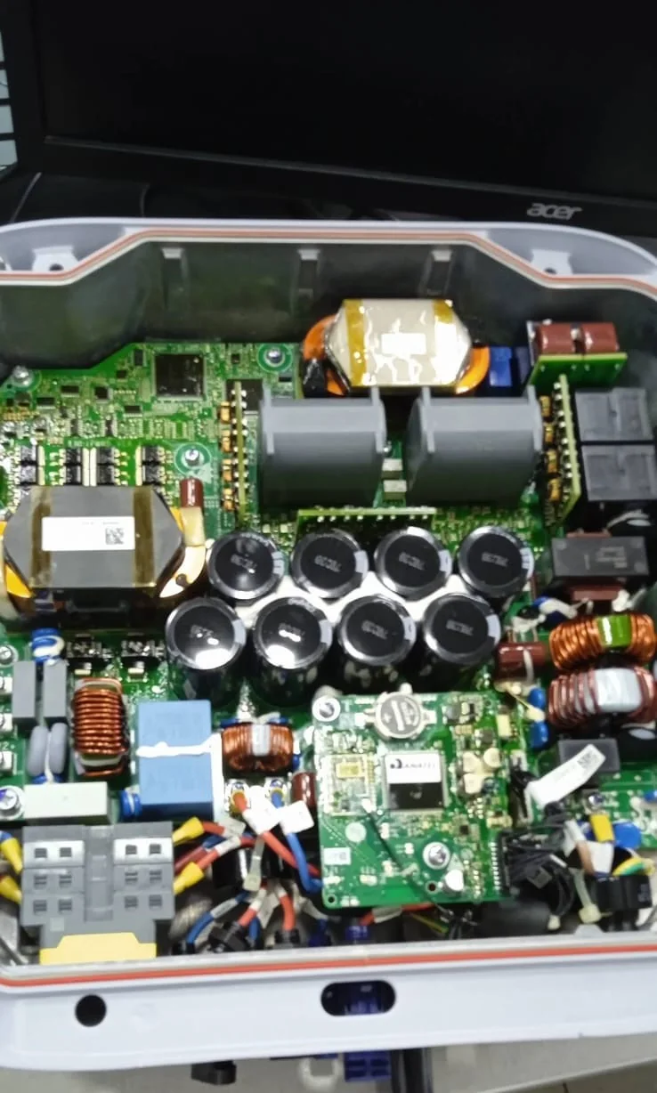 Inversor 2 aberto sobre a mesa onde também ficava o computador