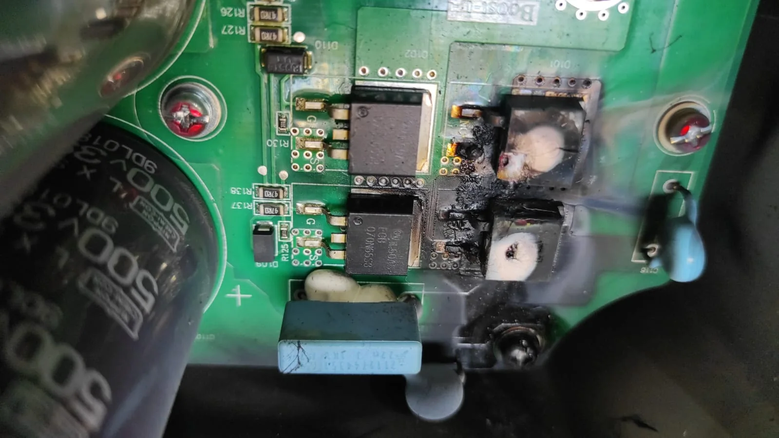 Região de uma placa de potência com semicondutores e encapsulamentos carbonizados