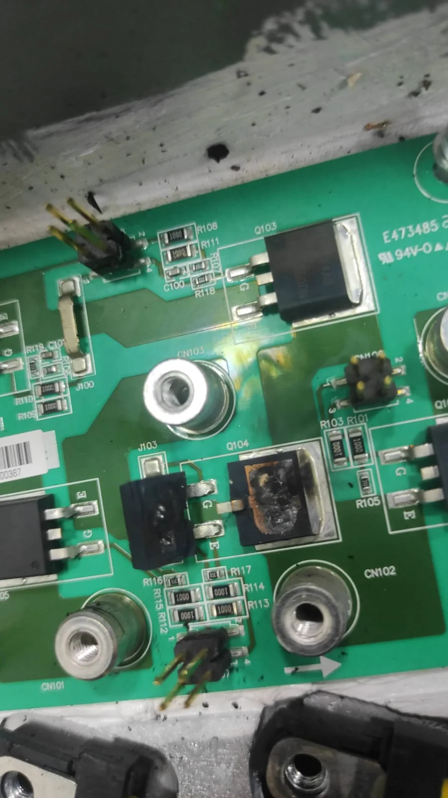 Placa eletrônica com um semicondutor de potência visivelmente destruído