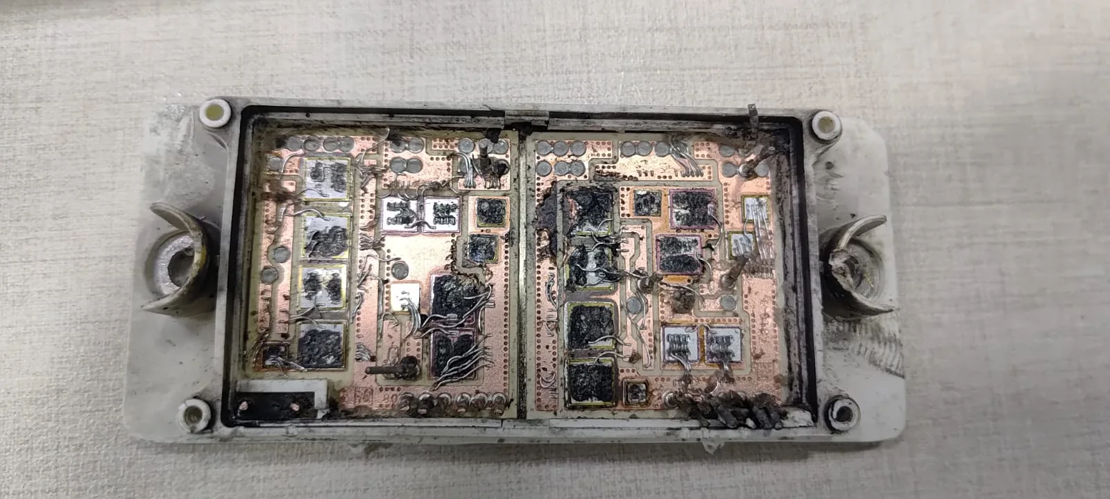 Interior de um módulo IGBT aberto, com substratos, dies e fios de ligação expostos