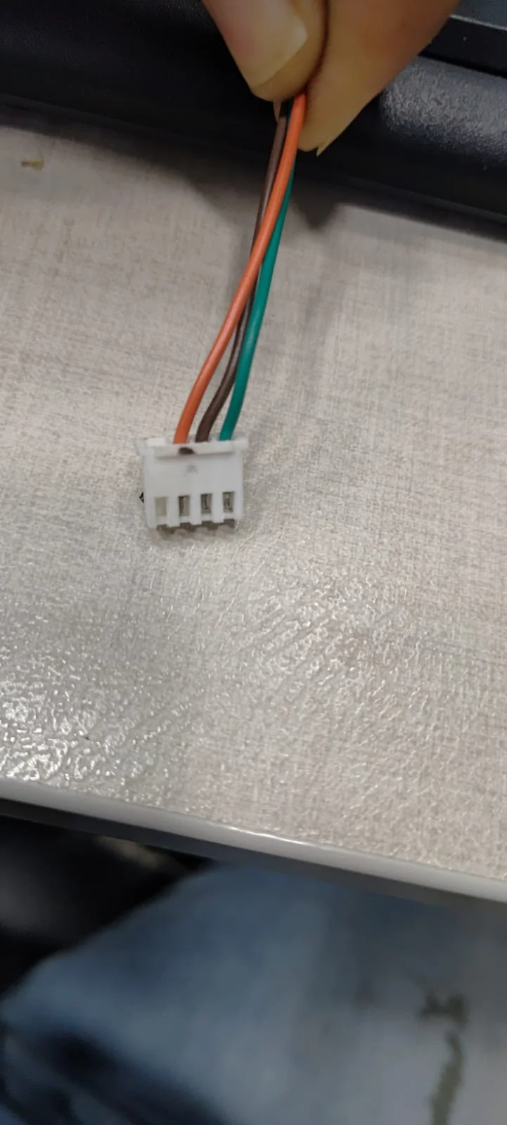 Primeiro conector do W0 montado com terminais transpostos do chicote W01