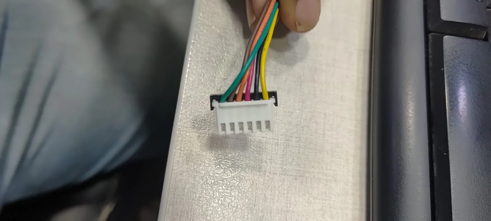 Conector original de seis vias do chicote W01 com condutores de várias cores