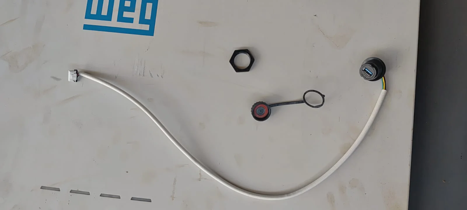 Porta USB e chicote do SIW400G T075 W01 terminando em um conector interno