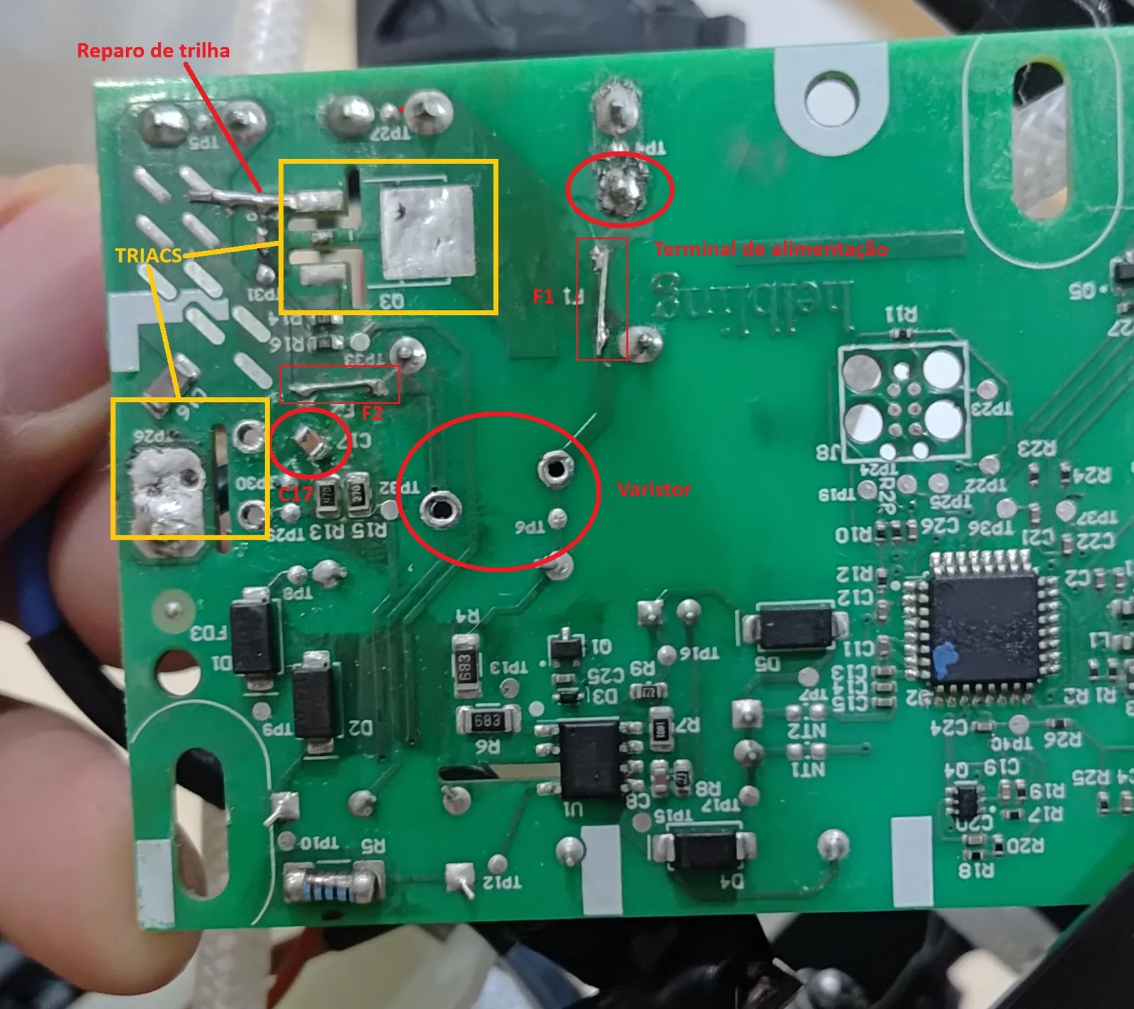 Fotografia anotada pelo autor indicando reparo de trilha, triacs, F1, F2, C17, varistor e terminal