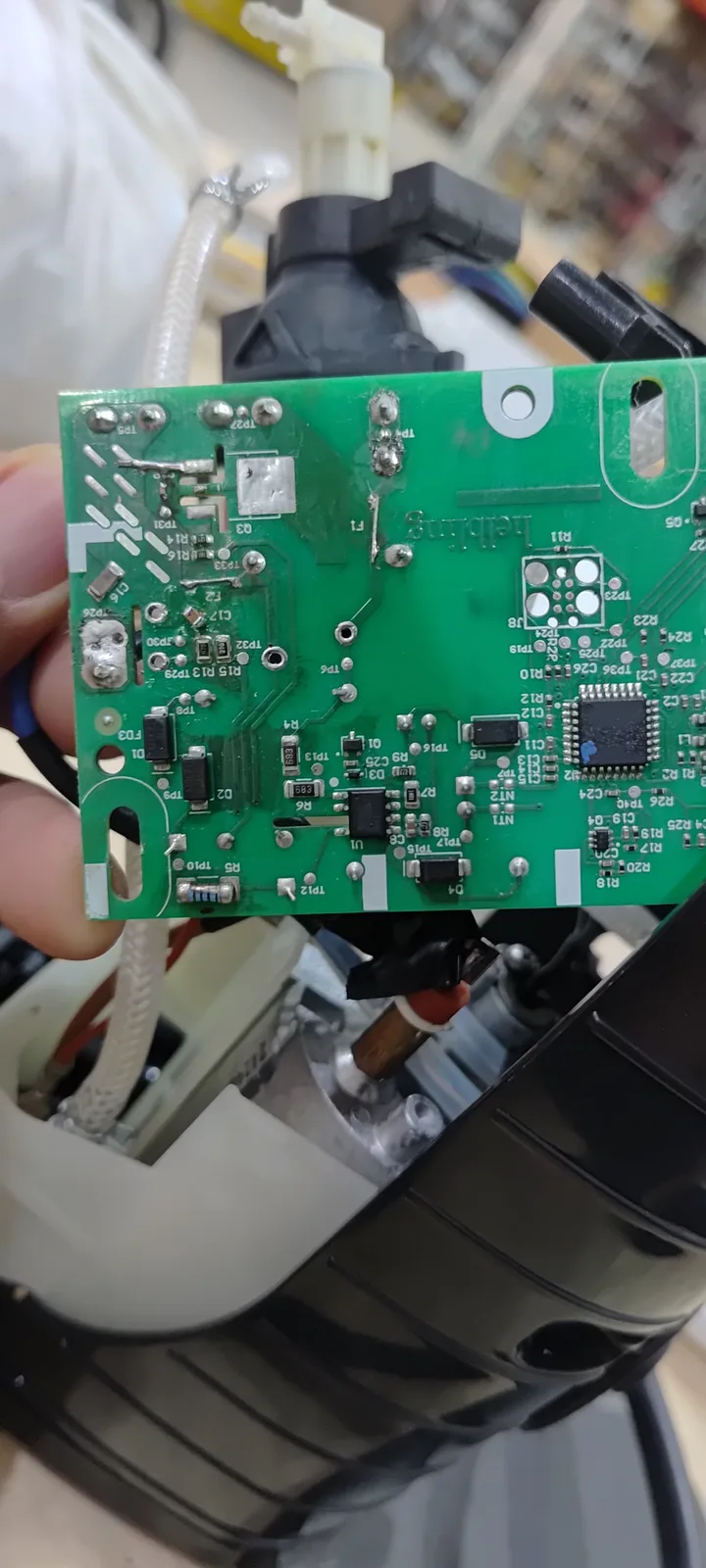 Placa eletrônica depois dos reparos, sem anotações