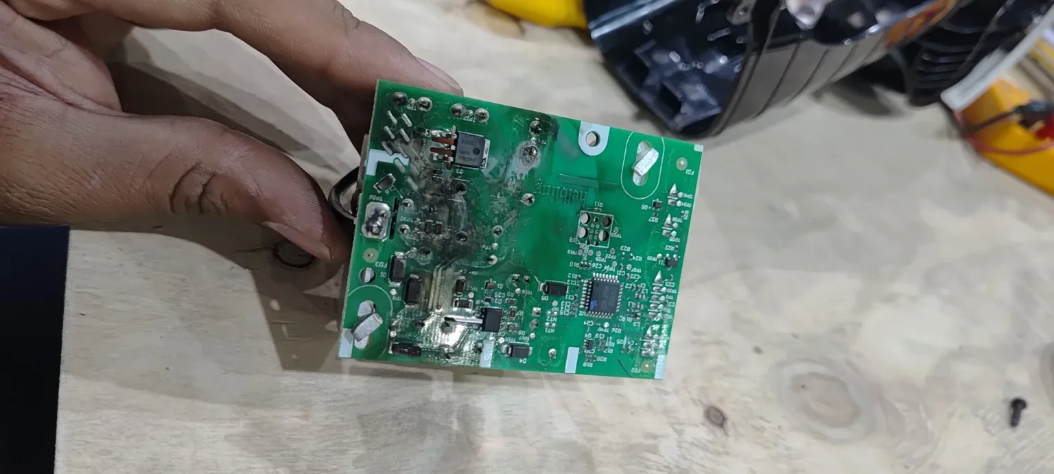 Face inferior da placa com sinais de carbonização e dano na região de potência