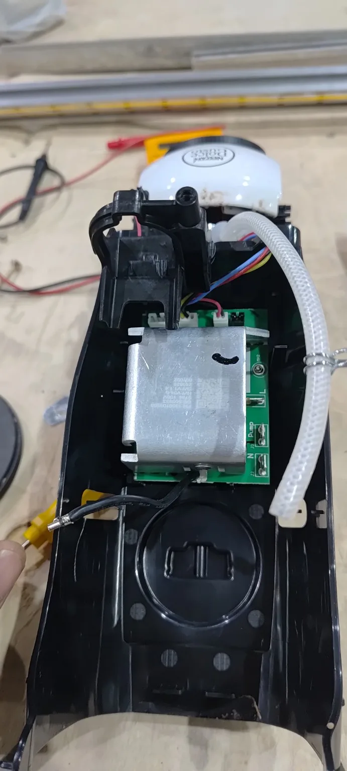 Placa eletrônica ainda instalada no interior da cafeteira aberta