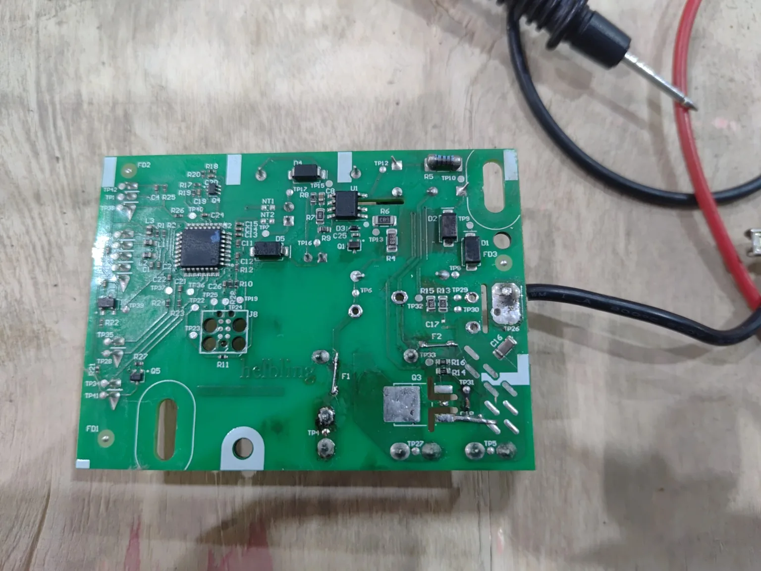 Visão geral da placa reparada mostrando as regiões de F1, F2 e C17