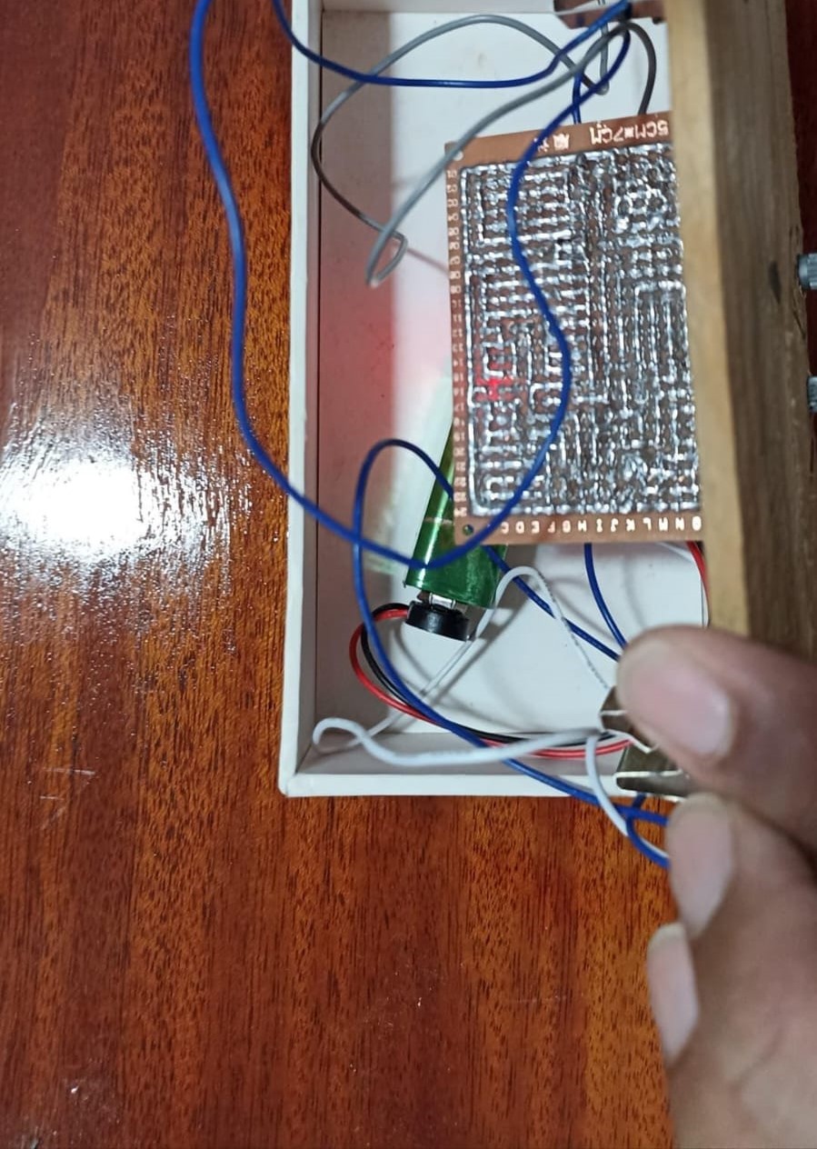 Face de soldagem da placa universal instalada na caixa