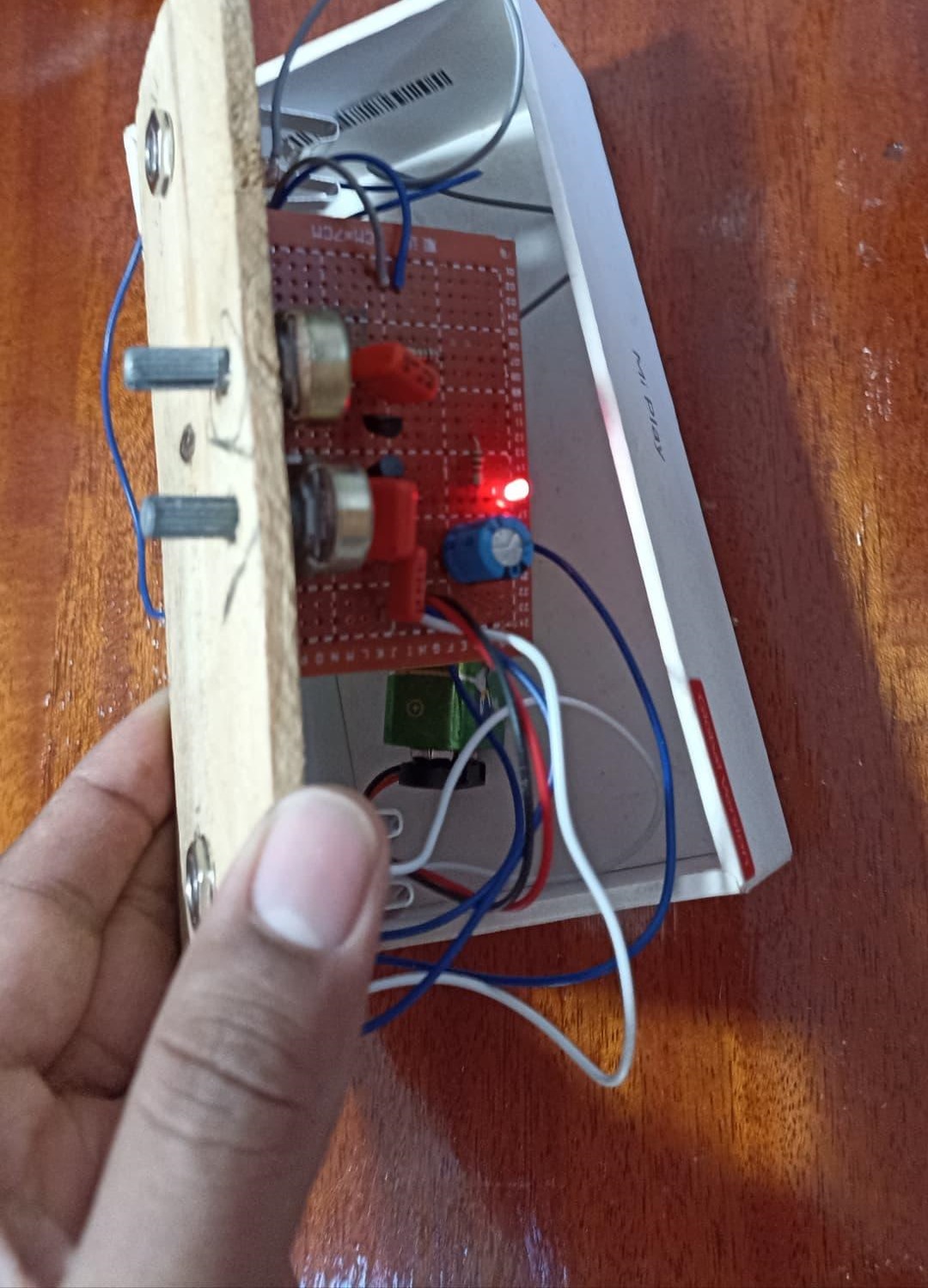 Face de componentes da placa universal do pedal, com potenciômetros e LED aceso